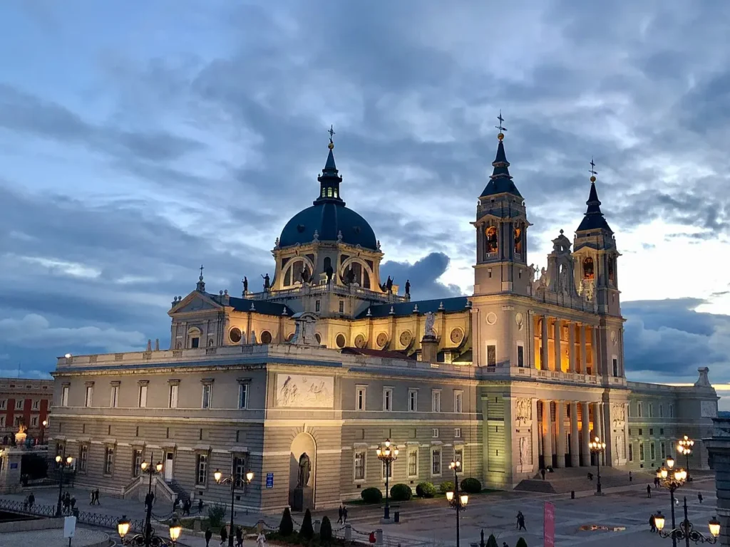 Visiter Madrid : les 15 incontournables pour un premier séjour La cathédrale de l'Almudena illuminée de nuit à Madrid, principal édifice religieux de la capitale espagnole.
