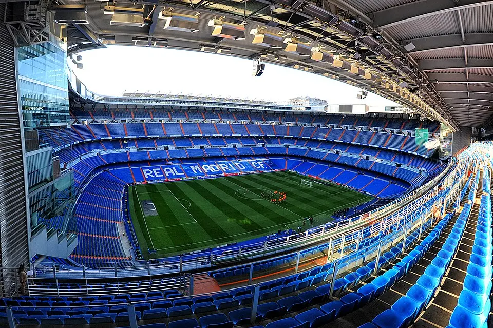 Visiter Madrid : les 15 incontournables pour un premier séjour Panorama du stade Santiago Bernabéu à Madrid, stade mythique du Real Madrid et attraction touristique majeure de la capitale espagnole.