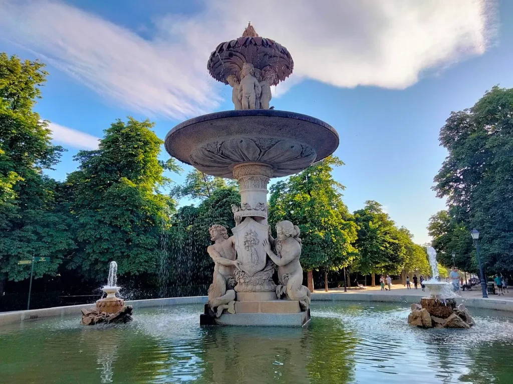 Fontaine de l'Artichaut (Fuente de la Alcachofa) dans le parc du Retiro à Madrid.