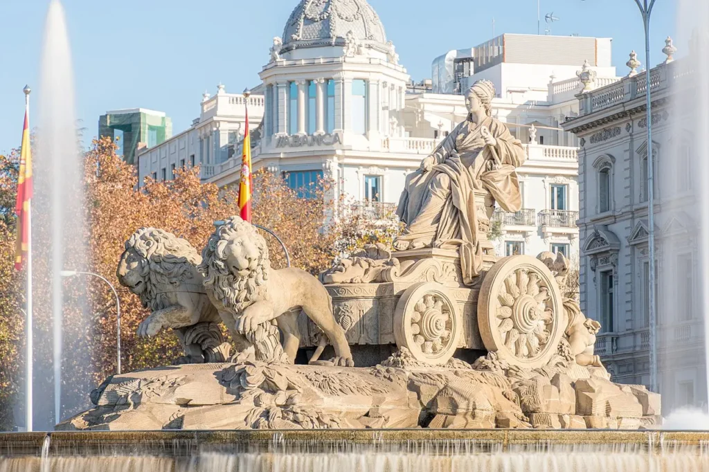 Fontaine de Cibeles sur la Plaza de Cibeles à Madrid, avec le Palacio de Cibeles en arrière-plan.