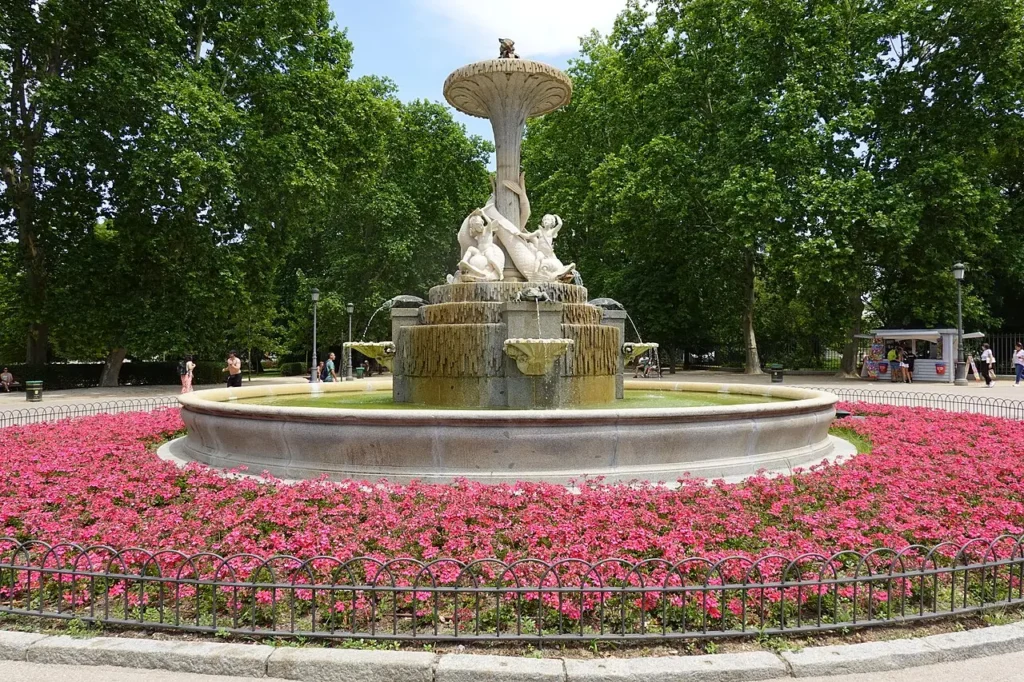 Fontaine des Galápagos dans le parc du Retiro à Madrid, ornée de tortues et de sculptures en pierre.
