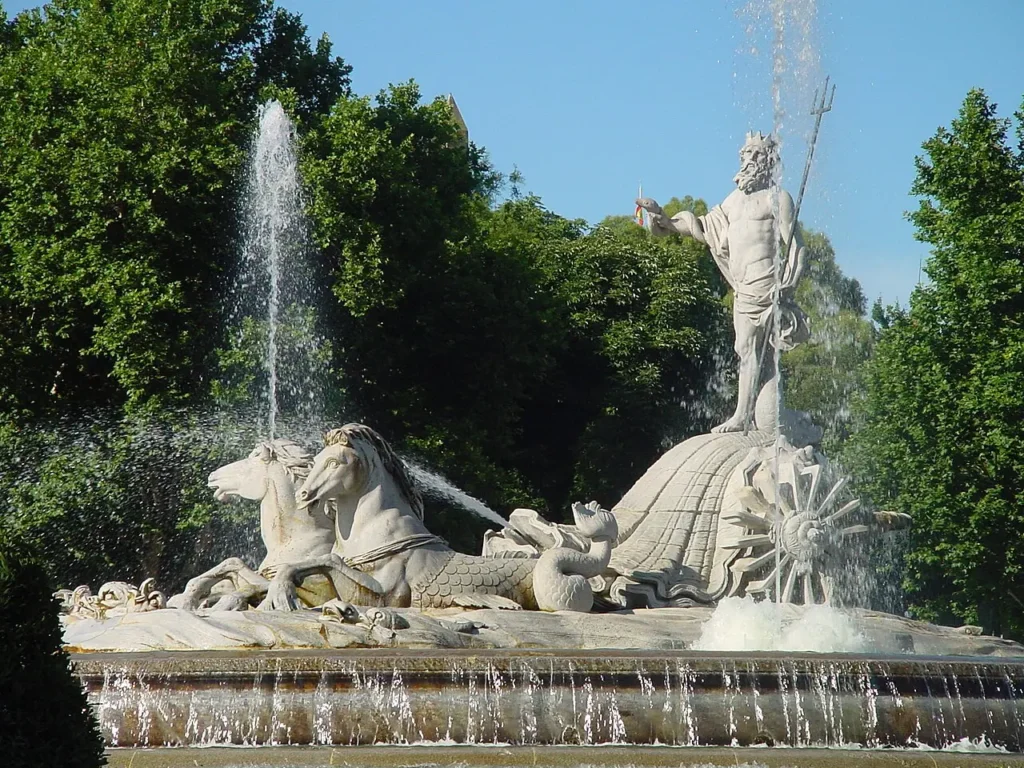 Fontaine de Neptune sur la Plaza de Cánovas del Castillo à Madrid.