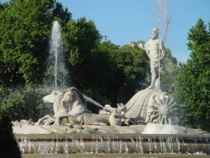 Fontaine de Neptune sur la Plaza de Cánovas del Castillo à Madrid.