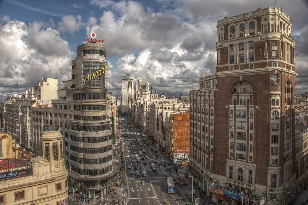 Visiter Madrid : les 15 incontournables pour un premier séjour Vue de la Gran Vía à Madrid avec ses bâtiments historiques emblématiques et son animation caractéristique au cœur de la capitale espagnole.