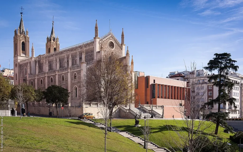 Église San Jerónimo el Real à Madrid, située à proximité du musée du Prado.