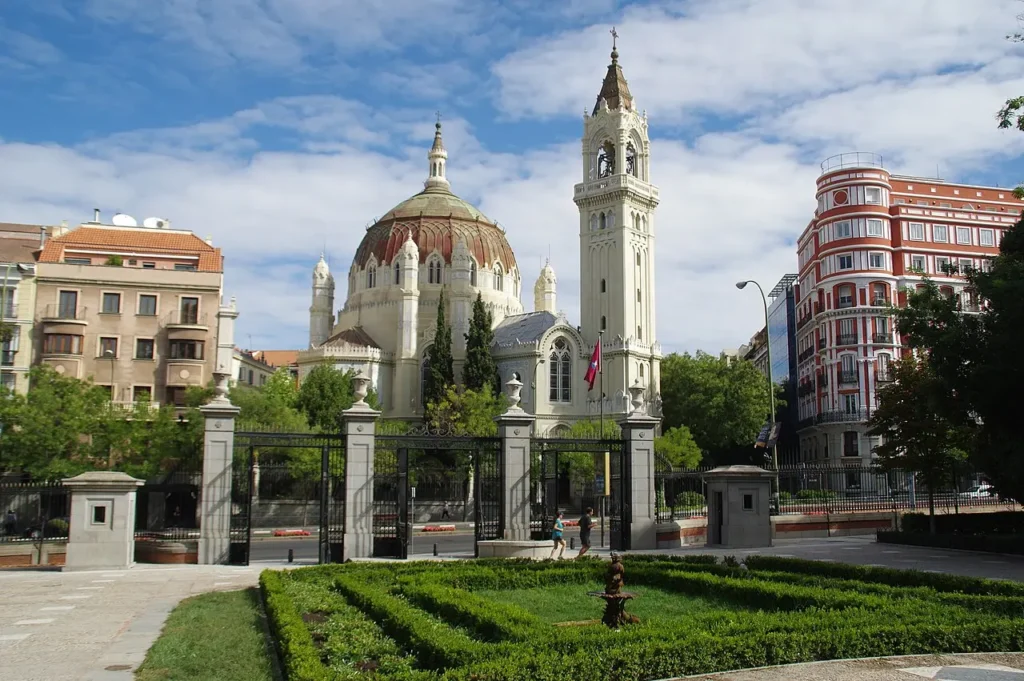 Église San Manuel y San Benito à Madrid, vue depuis l'entrée du parc du Retiro.