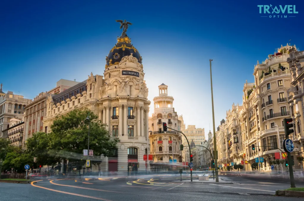 L'essentiel de Madrid en une journée à pied Édifice Metrópolis sur la Gran Vía au lever du soleil, symbole du centre historique de Madrid.