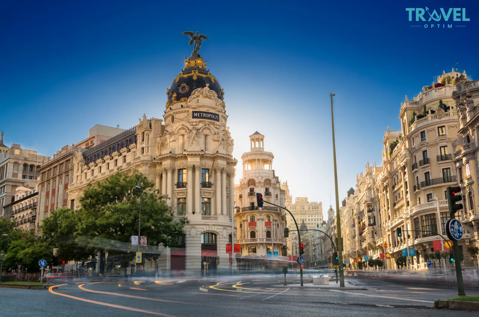 Édifice Metrópolis sur la Gran Vía au lever du soleil, symbole du centre historique de Madrid.