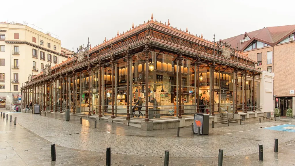 Visiter Madrid : les 15 incontournables pour un premier séjour Façade historique du Mercado de San Miguel à Madrid, célèbre marché gastronomique situé à proximité de la Plaza Mayor.