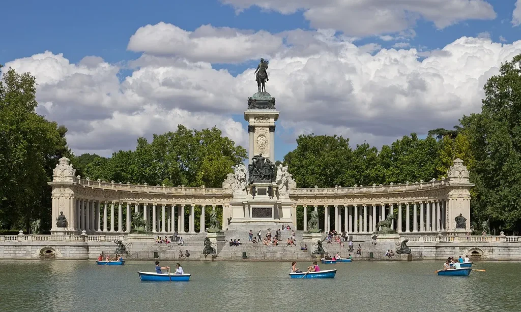 Monument à Alphonse XII dominant le grand bassin du parc du Retiro à Madrid.