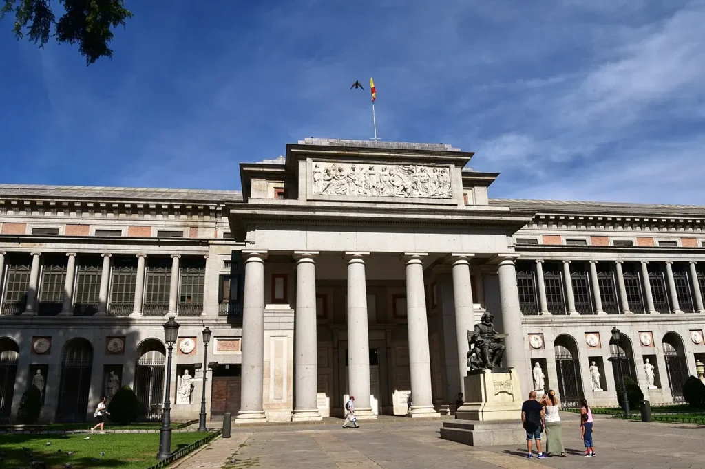 Visiter Madrid : les 15 incontournables pour un premier séjour Façade principale du Musée du Prado à Madrid, l'un des plus importants musées d'art d'Europe.