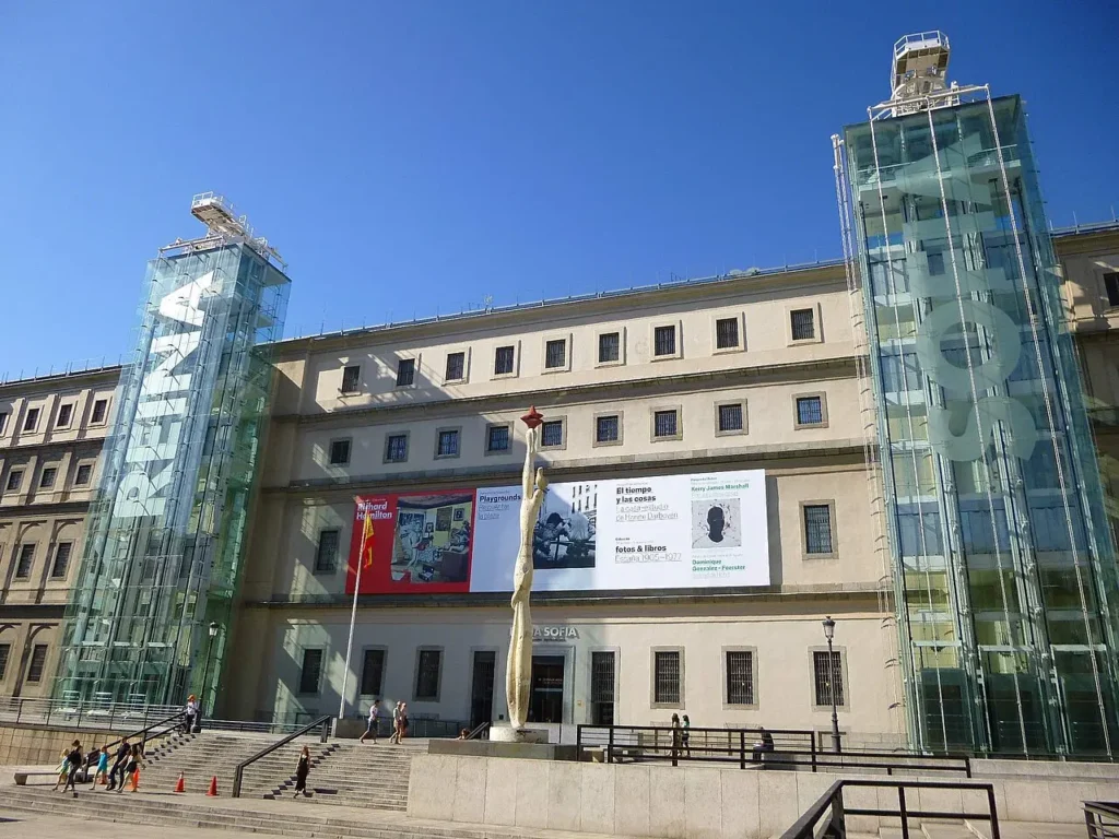 Façade du musée national Centre d'art Reina Sofía à Madrid, célèbre pour ses collections d'art moderne et contemporain.