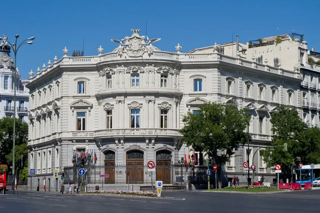 Façade du Palacio de Linares sur la Plaza de Cibeles à Madrid, siège de la Casa de América.