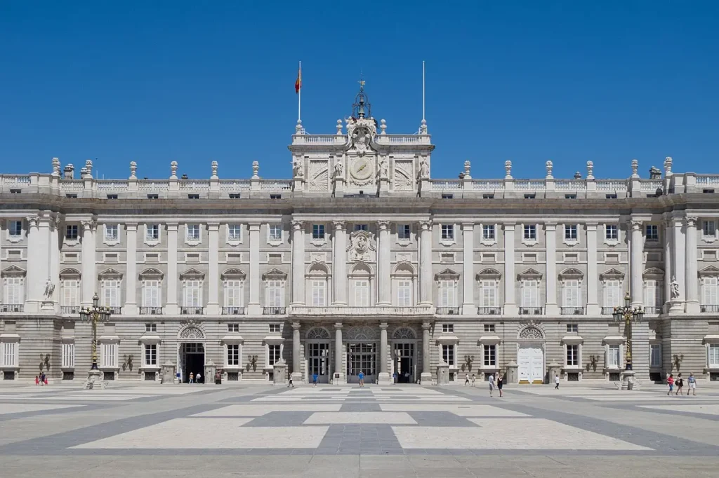 Visiter Madrid : les 15 incontournables pour un premier séjour Vue du Palais Royal de Madrid, résidence officielle de la monarchie espagnole et l'un des monuments les plus emblématiques de la capitale.