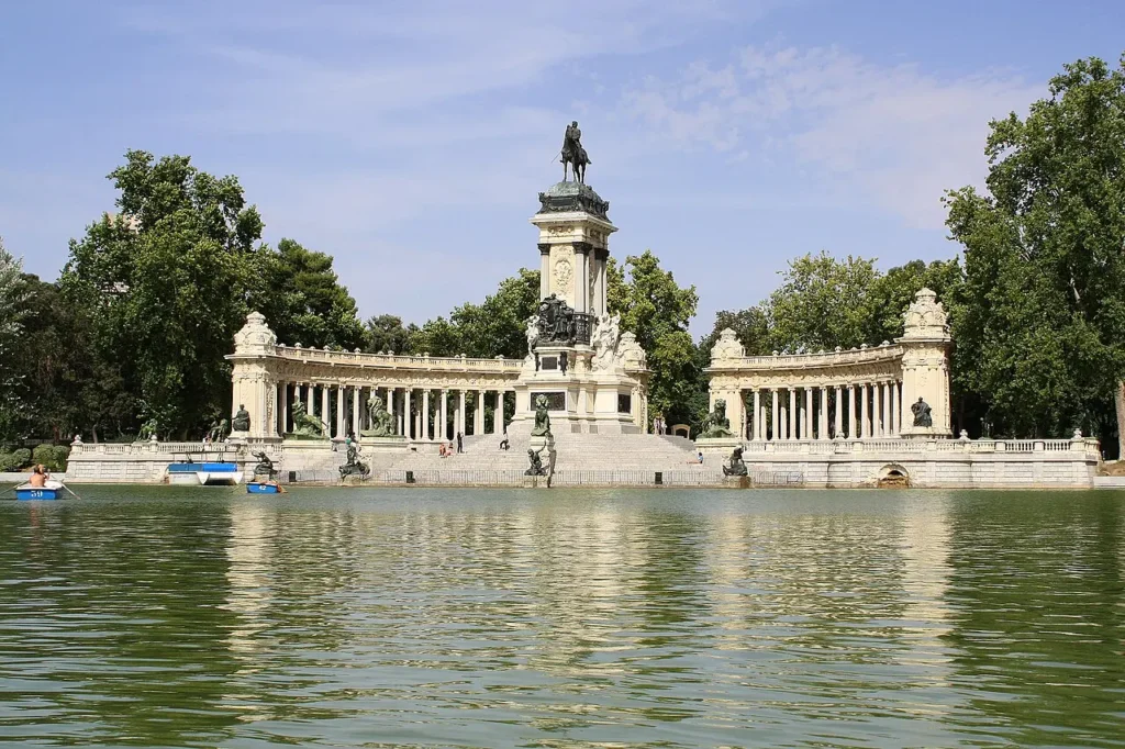 Visiter Madrid : les 15 incontournables pour un premier séjour Le grand étang du parc du Retiro à Madrid, principal espace vert de la capitale espagnole, avec vue sur le monument dédié à Alphonse XII.