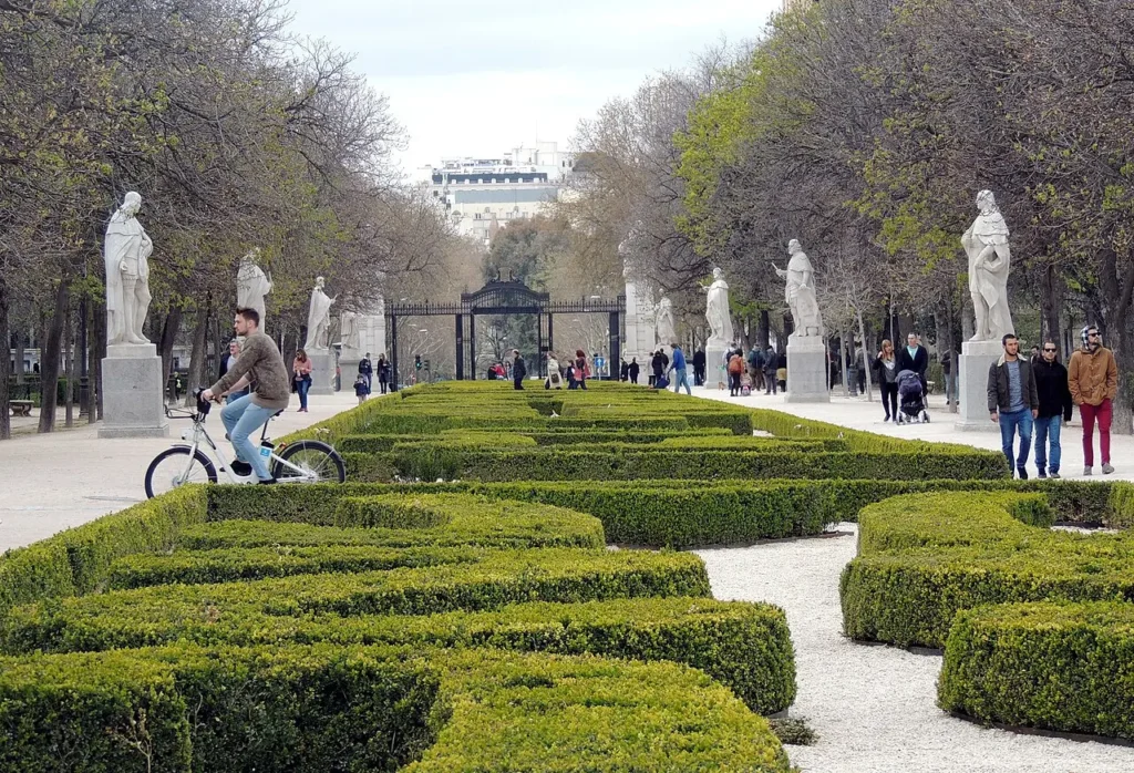 Paseo de las Estatuas dans le parc du Retiro à Madrid, bordé de statues des anciens rois d'Espagne.