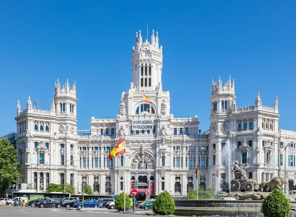 Visiter Madrid : les 15 incontournables pour un premier séjour Vue de la Plaza de Cibeles à Madrid avec sa célèbre fontaine et le Palais de Cibeles en arrière-plan.