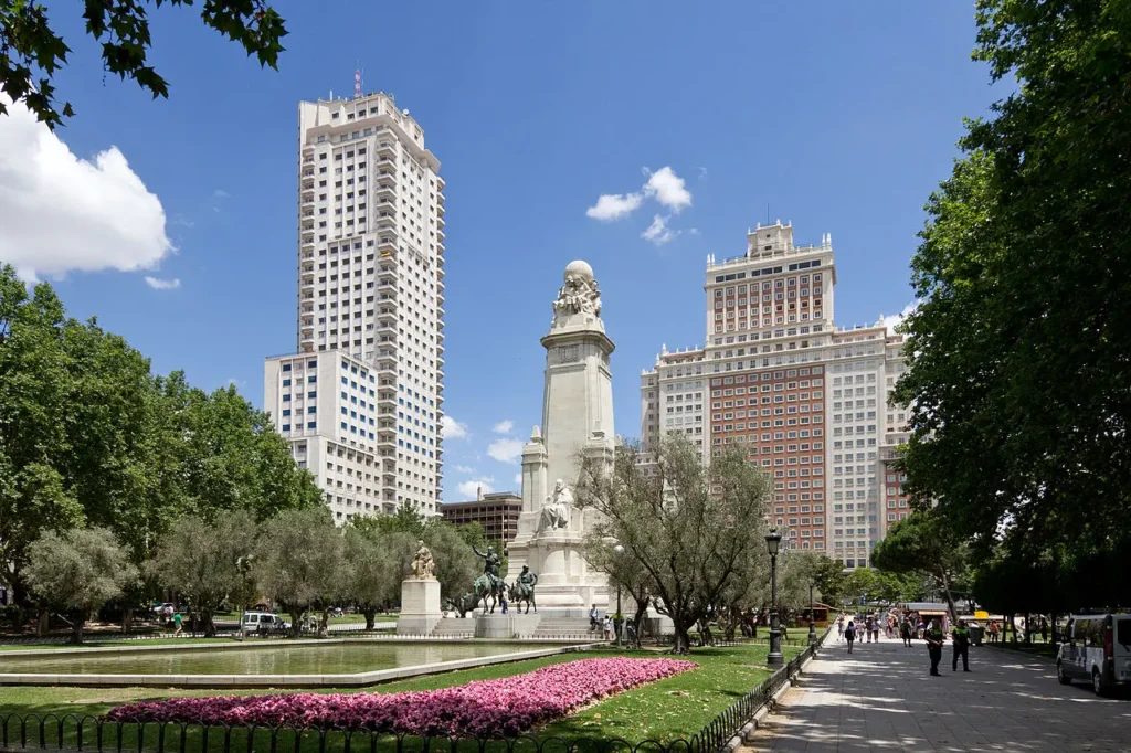 Visiter Madrid : les 15 incontournables pour un premier séjour La Plaza de España à Madrid avec le monument à Cervantès, Don Quichotte et Sancho Panza au cœur de la capitale espagnole.