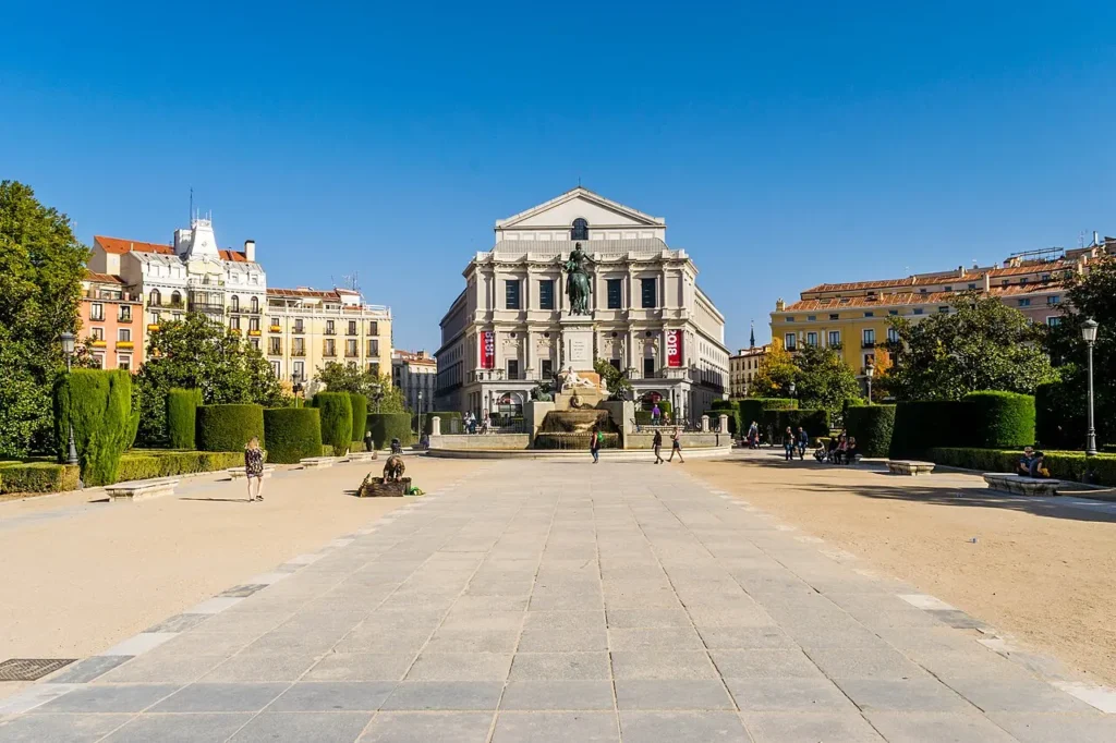 Visiter Madrid : les 15 incontournables pour un premier séjour La Plaza de Oriente à Madrid avec la statue équestre de Philippe IV au centre de la place et le Teatro Real en arrière-plan.