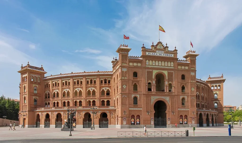 Visiter Madrid : les 15 incontournables pour un premier séjour La Plaza de Toros de Las Ventas à Madrid, célèbre arène de corrida de style néo-mudéjar située dans l'est de la capitale espagnole.