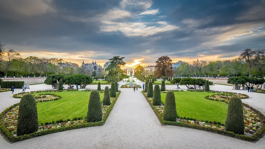 Plaza del Parterre dans le parc du Retiro à Madrid, avec ses jardins à la française et la statue équestre de Philippe IV.