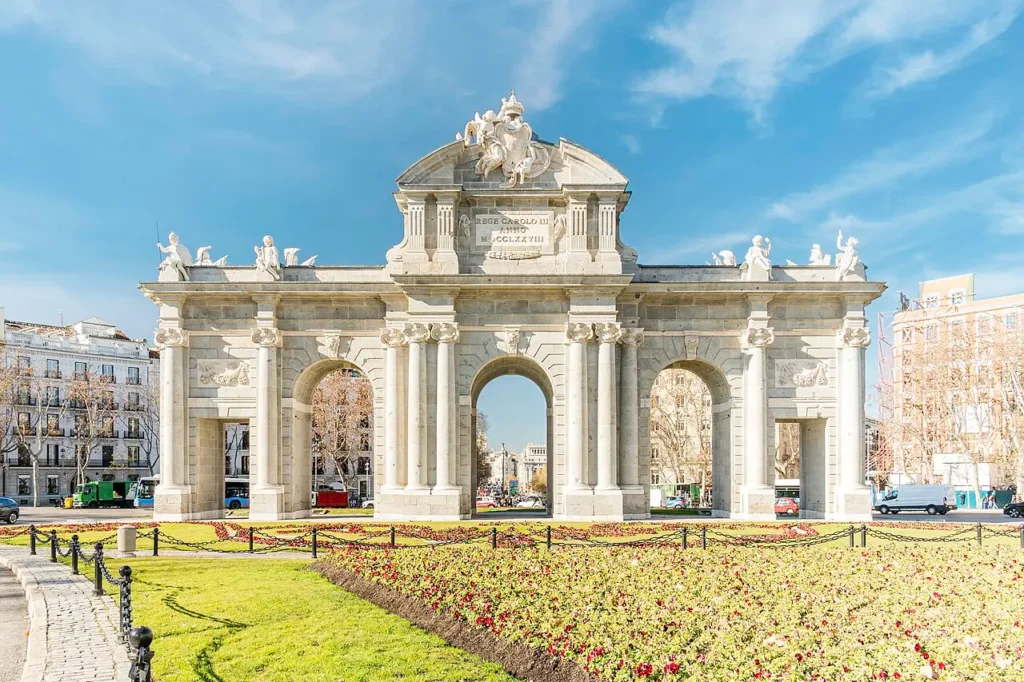 Visiter Madrid : les 15 incontournables pour un premier séjour La Puerta de Alcalá à Madrid, monument néoclassique situé sur la Plaza de la Independencia à l'entrée du parc du Retiro.