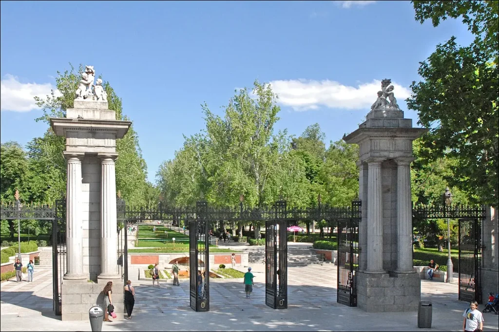 Puertas Reales, entrée monumentale du parc du Retiro à Madrid, avec ses grilles en fer forgé et ses piliers en pierre.
