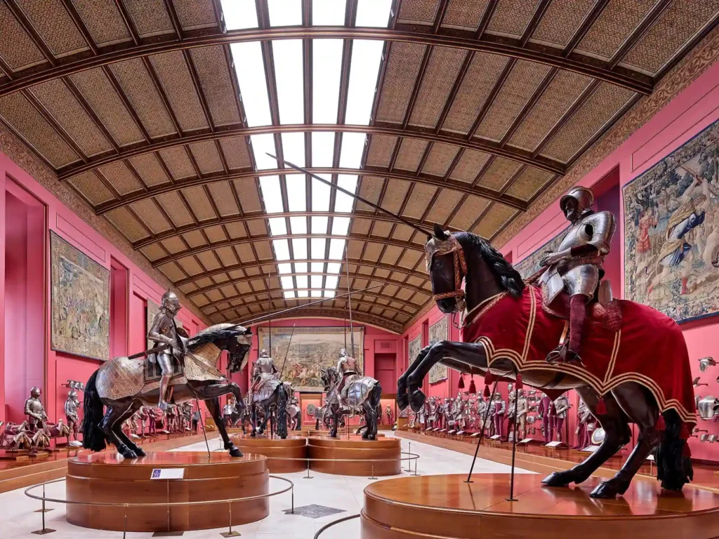 Armurerie Royale du Palais Royal de Madrid, présentant une collection d'armures, d'armes et d'équipements royaux.