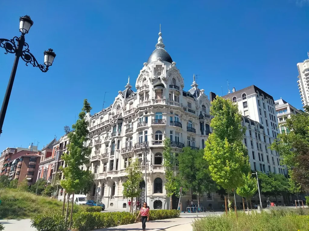 Façade de la Casa Gallardo sur la Plaza de España à Madrid, remarquable exemple d'architecture moderniste.
