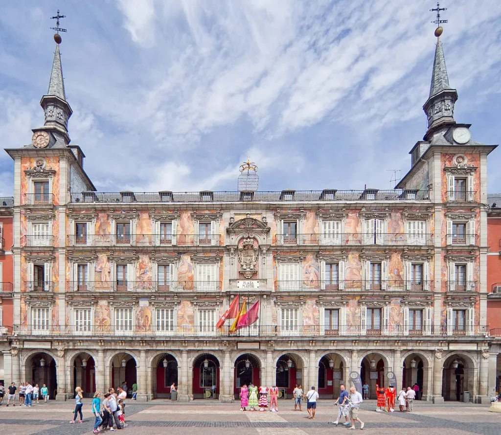 Façade de la Casa de la Panadería sur la Plaza Mayor à Madrid, ornée de ses célèbres fresques.