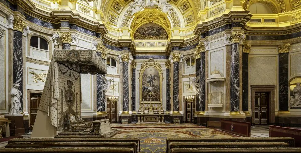 Chapelle Royale du Palais Royal de Madrid, avec son autel monumental, son dôme et ses riches décorations.