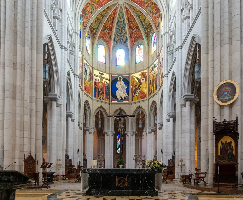 Chœur et abside de la cathédrale de l'Almudena à Madrid, avec leurs vitraux colorés et leur décor contemporain.