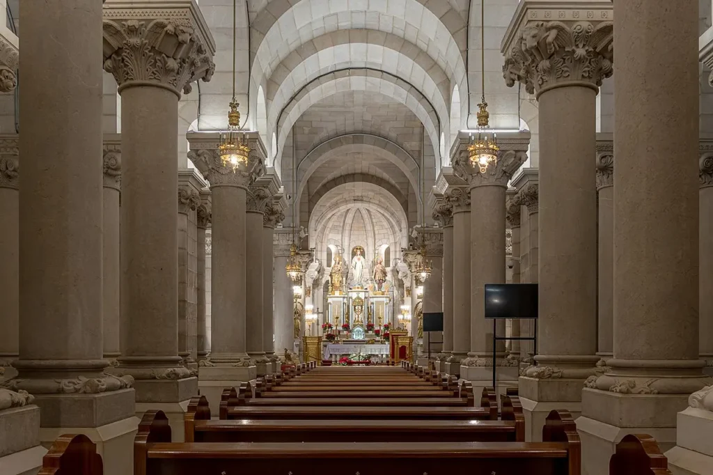 Crypte de la cathédrale de l'Almudena à Madrid, avec ses colonnes, ses voûtes néoromanes et ses chapelles.