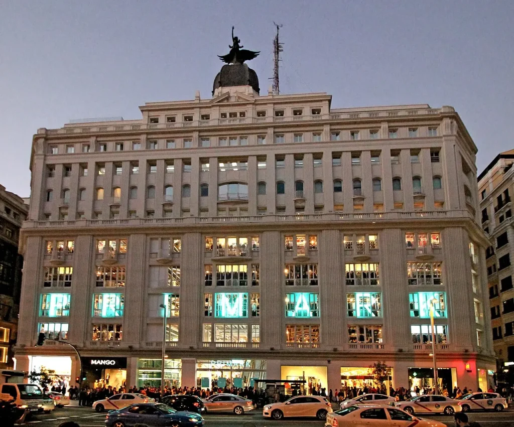 Édifice Madrid-Paris sur la Gran Vía à Madrid, remarquable pour son architecture historique.