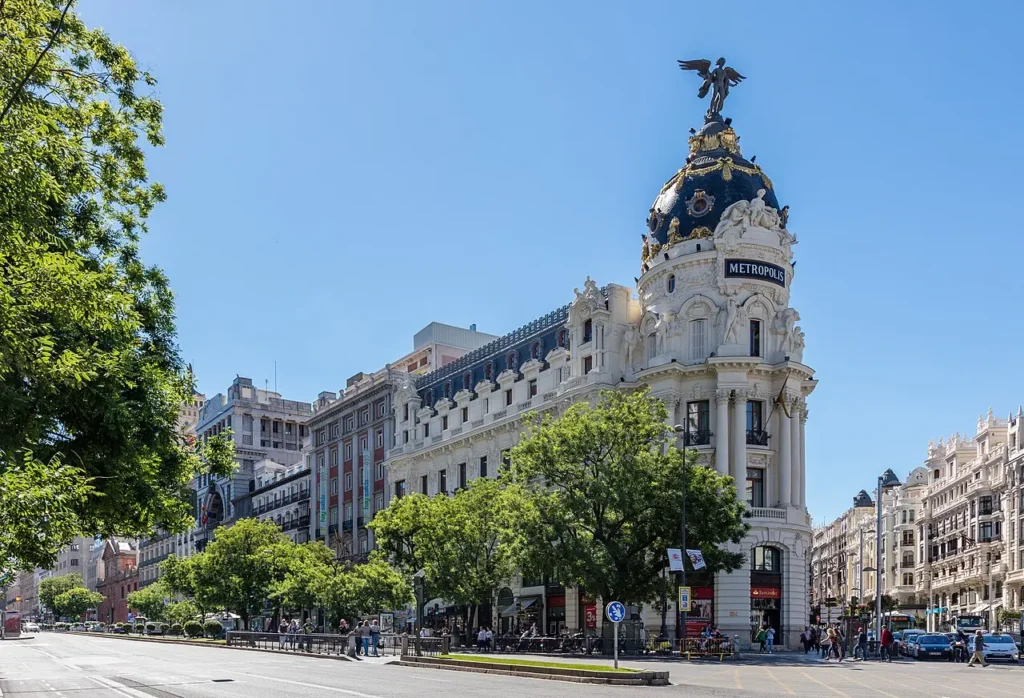 Édifice Metrópolis à l'angle de la Gran Vía et de la Calle de Alcalá à Madrid.
