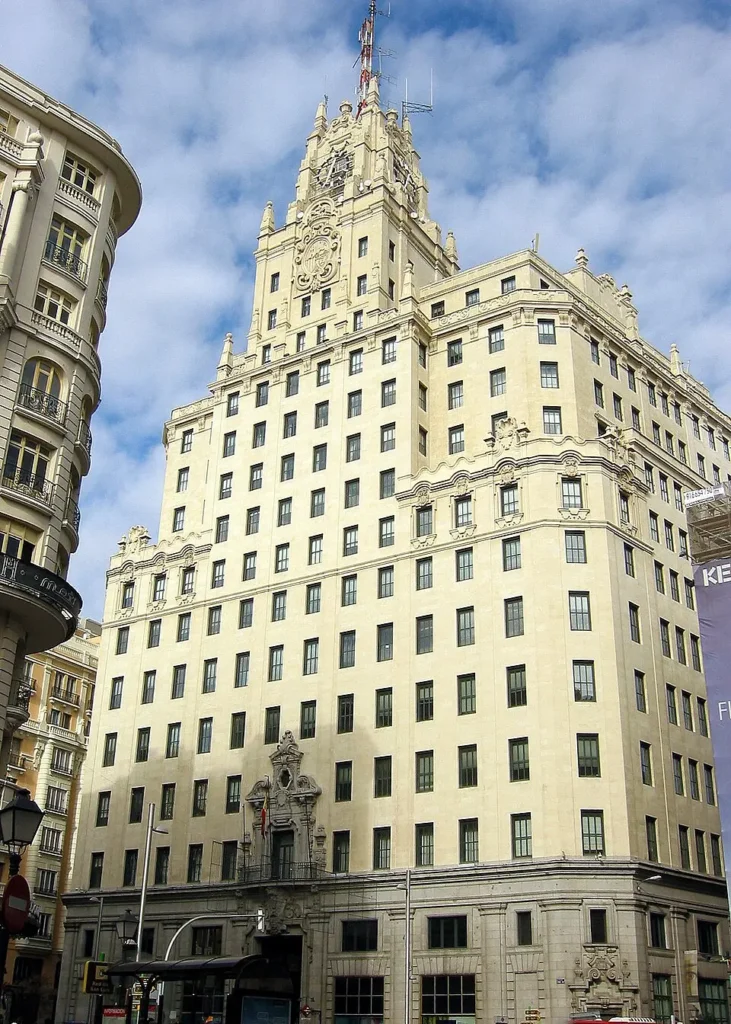 Édifice Telefónica sur la Gran Vía à Madrid, l'un des premiers gratte-ciel d'Europe.