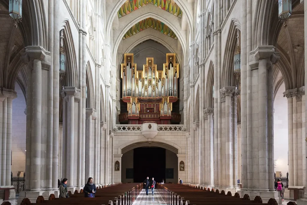 Grand orgue de la cathédrale de l'Almudena à Madrid, installé au-dessus de l'entrée principale.