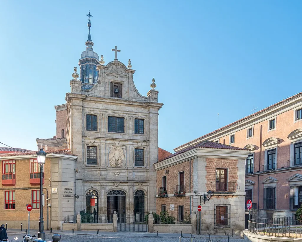 Façade de l'Iglesia Arzobispal Castrense à Madrid, située près de la Plaza de la Villa.