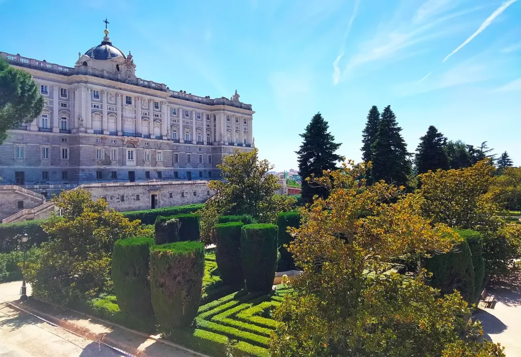 Jardins de Sabatini à Madrid, avec la façade nord du Palais Royal en arrière-plan.