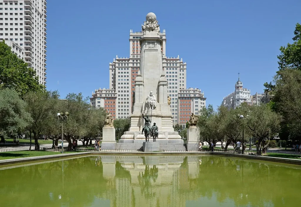 Monument à Cervantes sur la Plaza de España à Madrid, avec les statues de Don Quichotte et Sancho Panza.