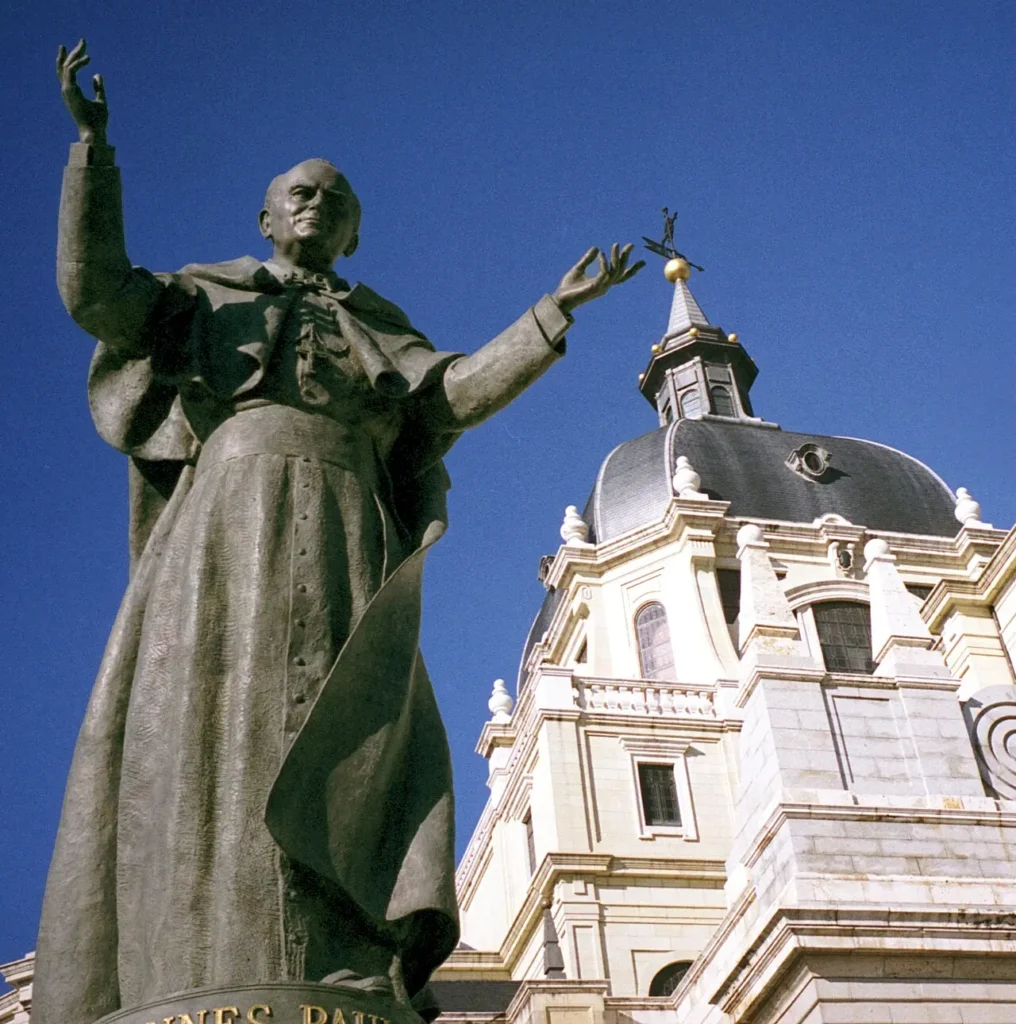 Statue du pape Jean-Paul II devant la cathédrale de l'Almudena à Madrid.