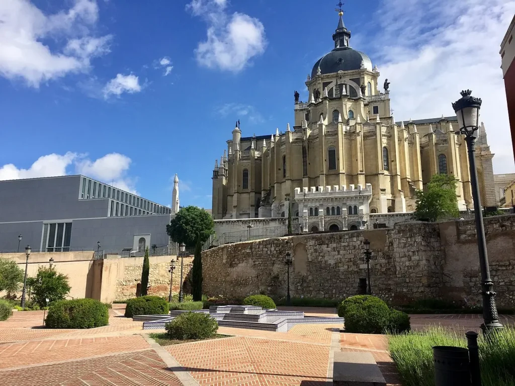 Vestiges de la muraille arabe de Madrid au pied de la cathédrale de l'Almudena.