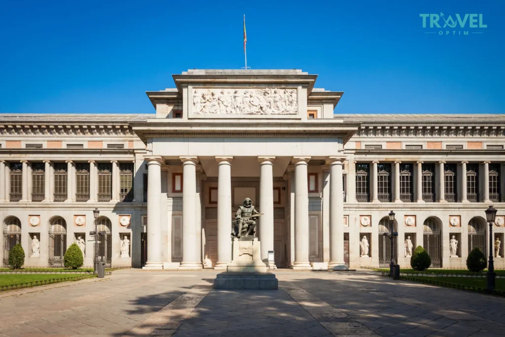 Façade principale du musée du Prado à Madrid, l'un des plus grands musées d'art d'Europe.