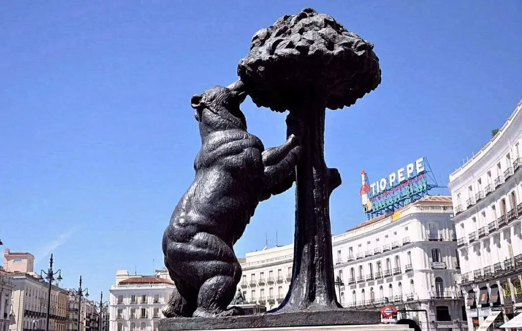 Statue de l'Ours et de l'Arbousier sur la Puerta del Sol à Madrid, symbole de la ville.