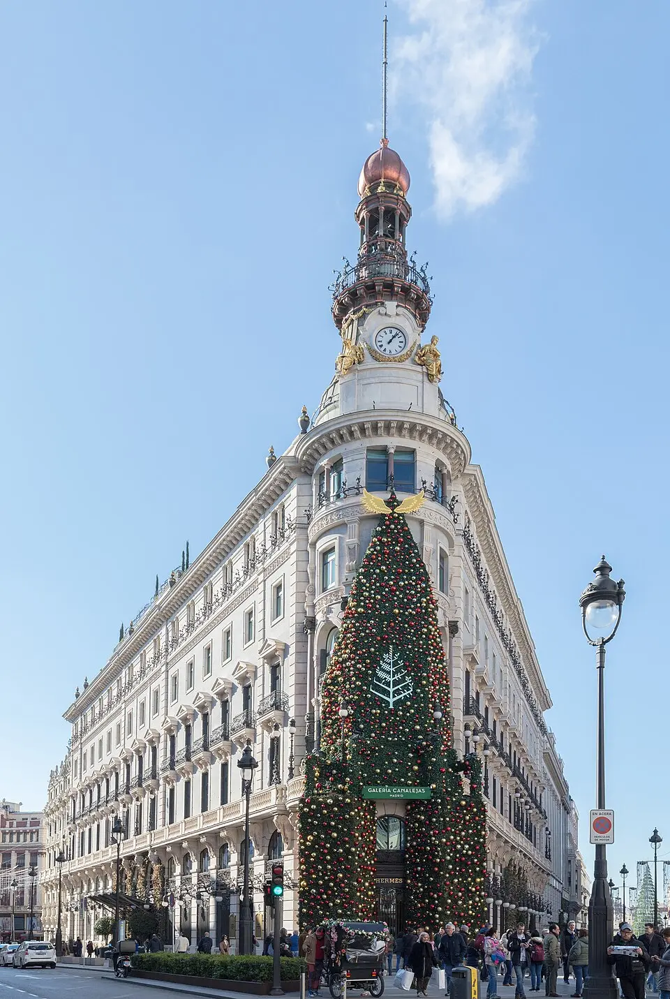 Façade du Palacio de la Equitativa à Madrid, bâtiment historique situé entre la Calle de Alcalá et la Carrera de San Jerónimo.