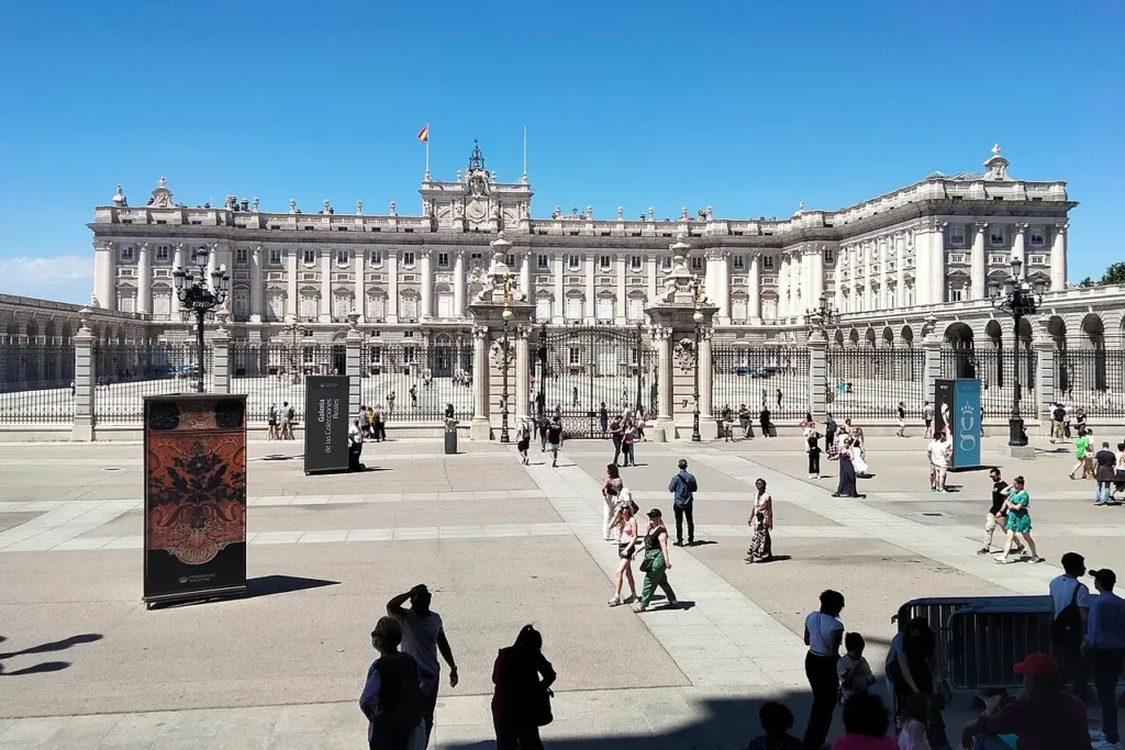 Plaza de la Armería à Madrid, avec le Palais Royal en arrière-plan.