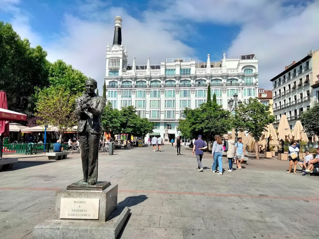Plaza de Santa Ana à Madrid, avec le monument à Federico García Lorca et l'hôtel Reina Victoria en arrière-plan.