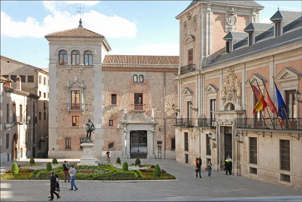 Vue de la Plaza de la Villa à Madrid, entourée de ses bâtiments historiques.