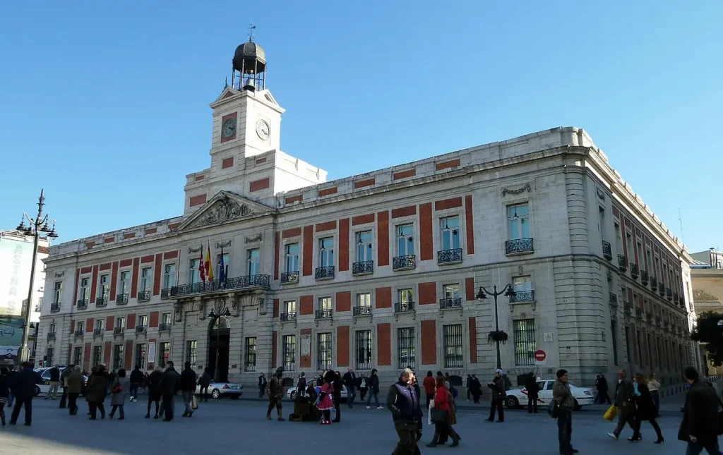 Façade de la Real Casa de Correos sur la Puerta del Sol à Madrid, célèbre pour son horloge.