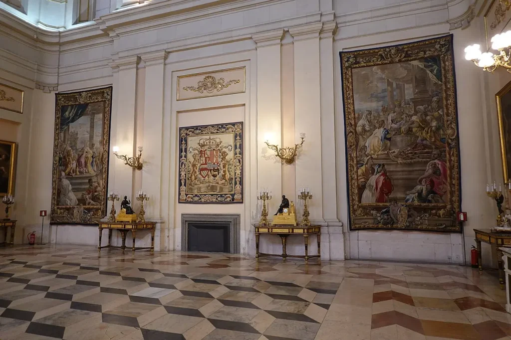 Salon des Alabardiers du Palais Royal de Madrid, avec ses fresques monumentales, ses lustres et son décor majestueux.